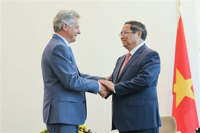 El primer ministro vietnamita, Pham Minh Chinh, y Fabien Roussel, secretario nacional del Partido Comunista Francés. (Fuente: VNA)