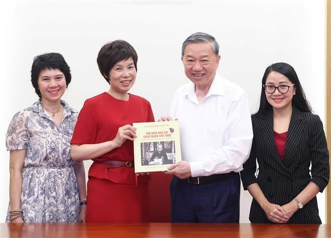 La directora general de la Agencia Vietnamita de Noticias (VNA), Vu Viet Trang, entregó al secretario general del Partido Comunista del país (PCV), To Lam, el libro de fotos bilingüe vietnamita-inglés “100 años de la Prensa Revolucionaria de Vietnam. (Fuente: VNA)