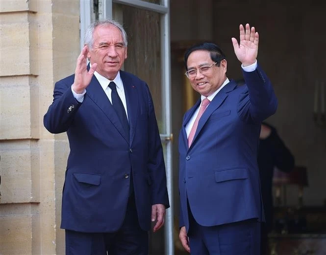 El primer ministro vietnamita, Pham Minh Chinh, y su homólogo francés, François Bayrou. (Fuente: VNA)