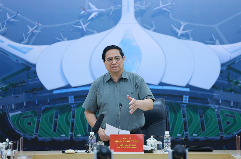 El primer ministro de Vietnam, Pham Minh Chinh, en la reunión con representantes de las fuerzas de construcción del Aeropuerto Internacional de Long Thanh. (Fuente: VNA)
