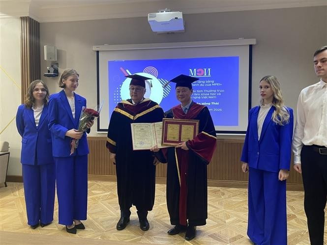El Instituto de Ingeniería Energética de Moscú otorgó el título de Doctor Honoris Causa al profesor doctor Tran Hong Thai, vicepresidente permanente de la Academia de Ciencia y Tecnología de Vietnam. (Fuente: VNA)