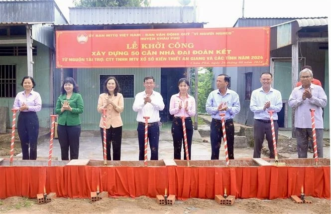 Ceremonia de colocación de la primera piedra para la construcción de una casa solidaria en el marco del programa de eliminación de viviendas temporales y deterioradas en la provincia de An Giang. (Fuente: VNA)