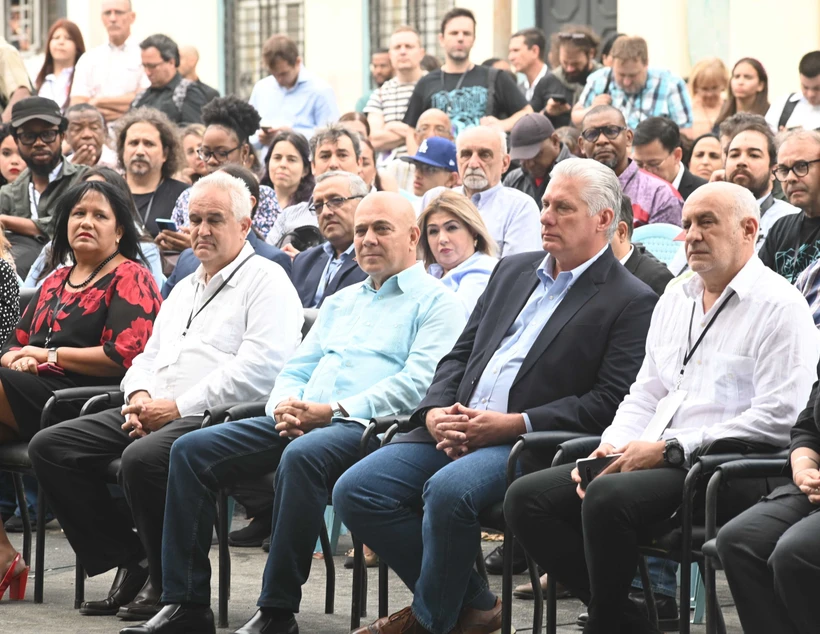 El primer secretario del Comité Central del Partido Comunista de Cuba y presidente de la República, Miguel Díaz-Canel Bermúdez (segundo desde la derecha) en el acto. (Fuente: VNA)