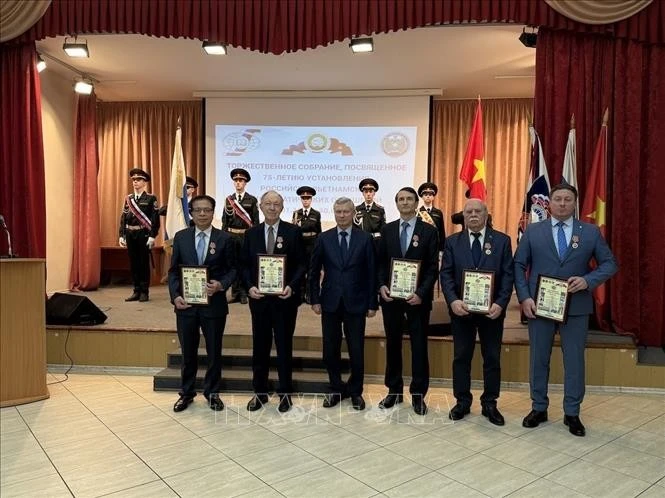 Otorgan medallas conmemorativas a los individuos que han realizado importantes contribuciones al fortalecimiento de las relaciones entre Vietnam y Rusia. (Fuente: VNA)