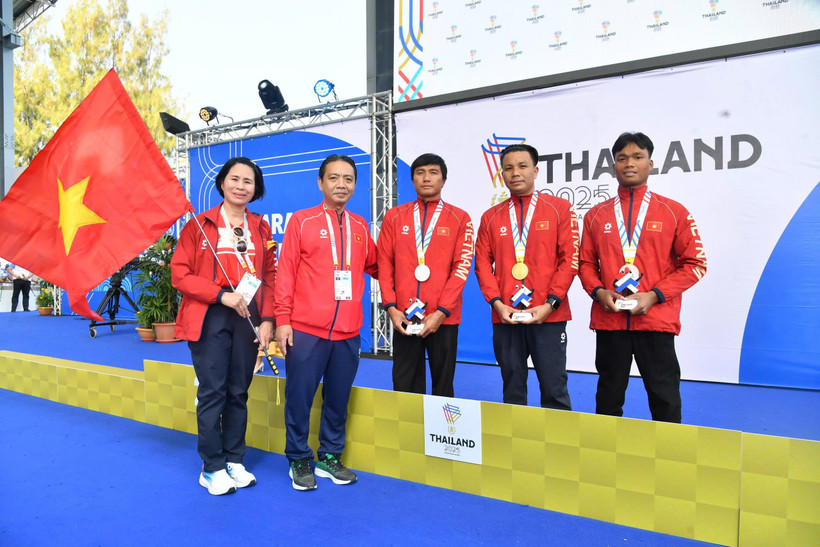 Vo Huynh Anh Khoa (segundo desde la derecha) brinda la primera medalla de oro para la delegación deportiva vietnamita en los XIII Juegos Paralímpicos de la ASEAN. (Foto: webthethao.vn)