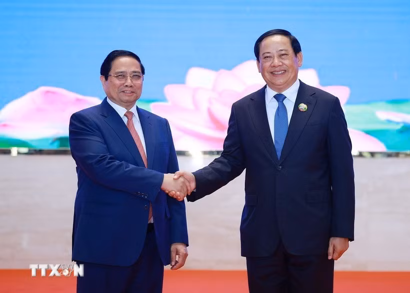 El primer ministro vietnamita, Pham Minh Chinh, y su homólogo laosiano, Sonexay Siphandone. (Fuente: VNA)