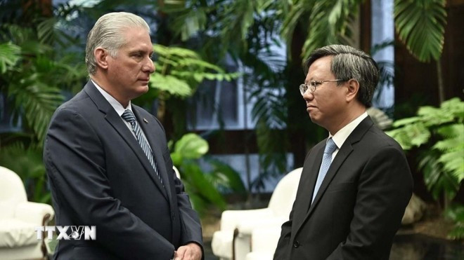 El primer secretario del Comité Central del Partido Comunista de Cuba y presidente de la República, Miguel Díaz-Canel Bermúdez, y el embajador de Vietnam en Cuba, Le Quang Long. (Fuente: VNA)