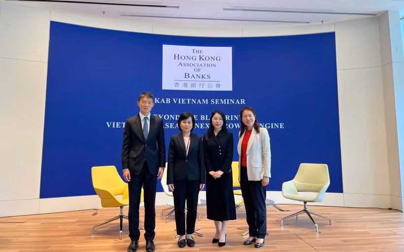 Le Duc Hanh, Cónsul General de Vietnam en Hong Kong (segundo desde la izquierda) y delegados asistentes al taller. (Foto: VNA)