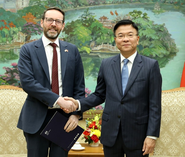 El viceministro vietnamita Le Thanh Long recibe al embajador de Reino Unido en el país, Iain Frew. (Fuente: VNA)