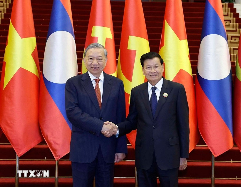 El secretario general del Partido Comunista de Vietnam, To Lam, y el secretario general de PPRL y presidente de Laos, Thongloun Sisoulith. (Fuente: VNA)