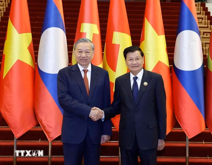 El secretario general del Partido Comunista de Vietnam, To Lam, y el secretario general de PPRL y presidente de Laos, Thongloun Sisoulith. (Fuente: VNA)