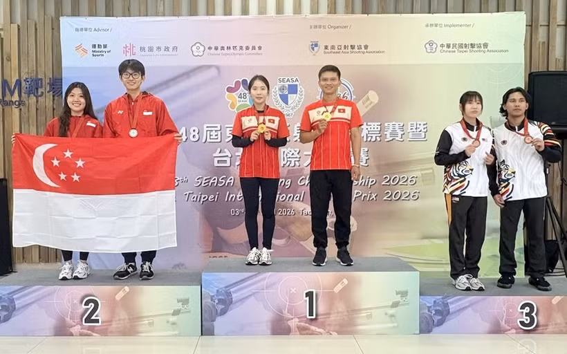 Los atletas vietnamitas Le Thi Mong Tuyen y Nguyen Thanh Nam en la ceremonia de entrega de medalla de oro. (Fuente: https://www.qdnd.vn/)