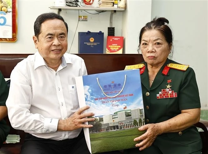El presidente de la Asamblea Nacional de Vietnam, Tran Thanh Man, visitó y entregó obsequios a la Heroína de Fuerzas Armadas Populares de Vietnam Nguyen Thi Van. (Fuente: VNA)