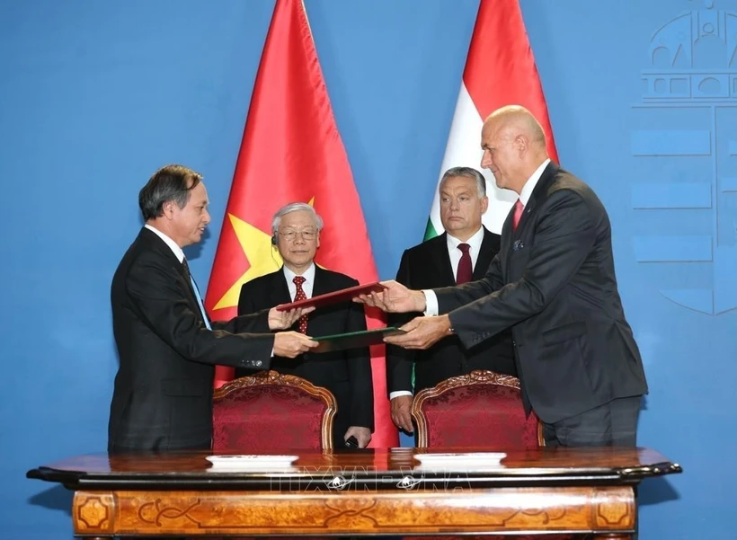 El secretario general del Partido Comunista de Vietnam, Nguyen Phu Trong, y el primer ministro húngaro, Viktor Orbán, presenciaron la ceremonia de firma del Memorando de Entendimiento entre la Asociación de la Industria del Agua de Hungría y el Comité Popular de la provincia de Thanh Hoa sobre el Proyecto de Suministro de Agua Limpia en la provincia de Thanh Hoa (10 de septiembre de 2018). (Fuente: VNA)