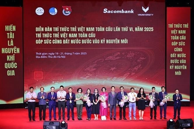Presentan el Consejo Asesor y la Junta Directiva de los grupos de debate del VI Foro Global de Jóvenes Intelectuales Vietnamitas. (Fuente: VNA)