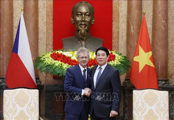 El presidente vietnamita, Luong Cuong, y el presidente del Senado del Parlamento checo, Milos Vystrcil. (Fuente: VNA)