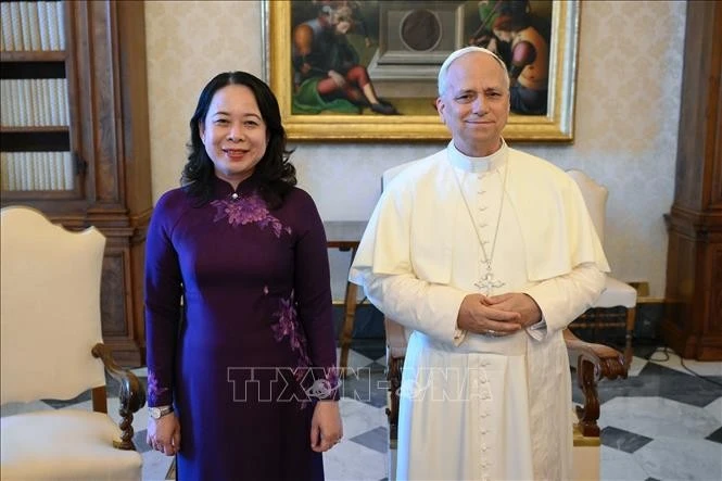 La vicepresidenta de Vietnam, Vo Thi Anh Xuan, y el arzobispo Paul Richard Gallagher, secretario para las Relaciones con los Estados y las Organizaciones Internacionales de la Santa Sede. (Fuente: VNA)