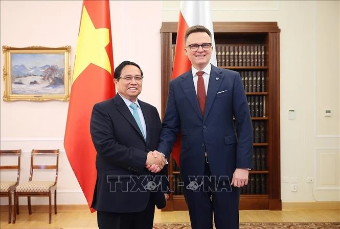 El primer ministro de Vietnam, Pham Minh Chinh, se reunió con el presidente de Sejm (Cámara Baja) del Parlamento polaco, Szymon Holownia. (Fuente: VNA)