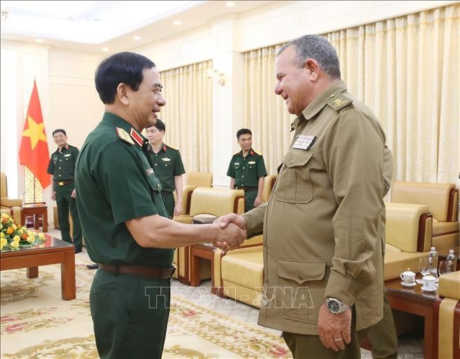 El general Phan Van Giang, ministro de Defensa de Vietnam, recibe al general de división Víctor Leonardo Rojo Ramos, jefe de la Dirección Política del Ministerio de las Fuerzas Armadas Revolucionarias de Cuba. (Fuente: VNA)