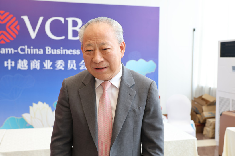 Yan Jiehe, fundador del Grupo Chino de Construcción Pacífico y presidente del Instituto de Investigación Zhuang Yan, en la entrevista. (Fuente: VNA)