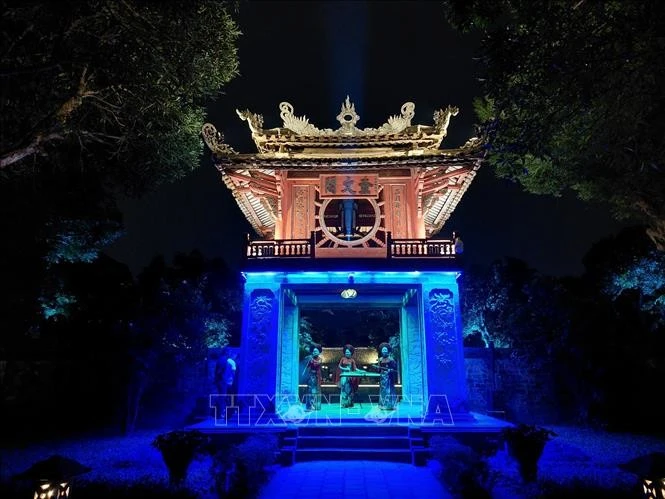 Khue Van Cac atrae a los turistas con sus efectos de iluminación y representaciones de arte tradicional. (Foto: VNA)