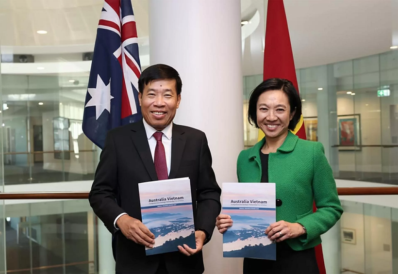 El viceministro vietnamita de Relaciones Exteriores de Vietnam, Nguyen Manh Cuong, y la viceministra de Asuntos Exteriores de Australia, Michelle Chan. (Foto: baoquocte.vn)