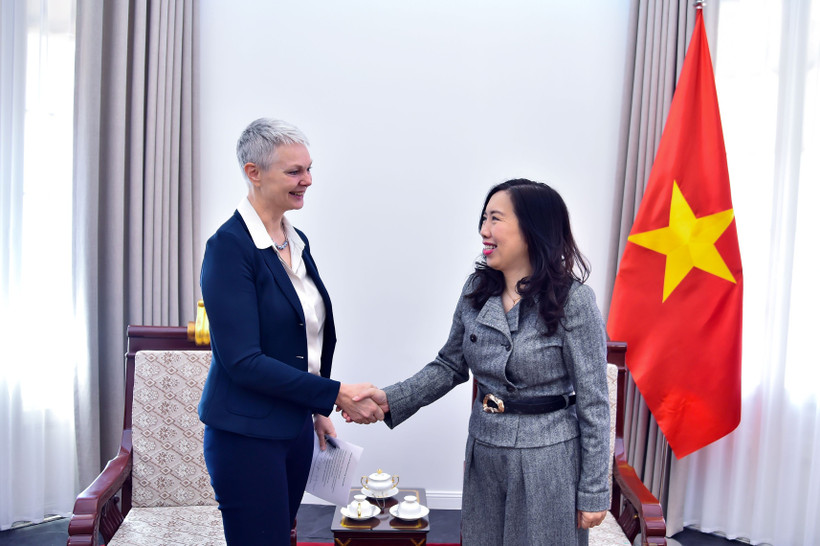 La viceministra de Relaciones Exteriores, Le Thi Thu Hang, recibe a la embajadora de Noruega en Vietnam, Hilde Solbakken. (Fuente: VNA)