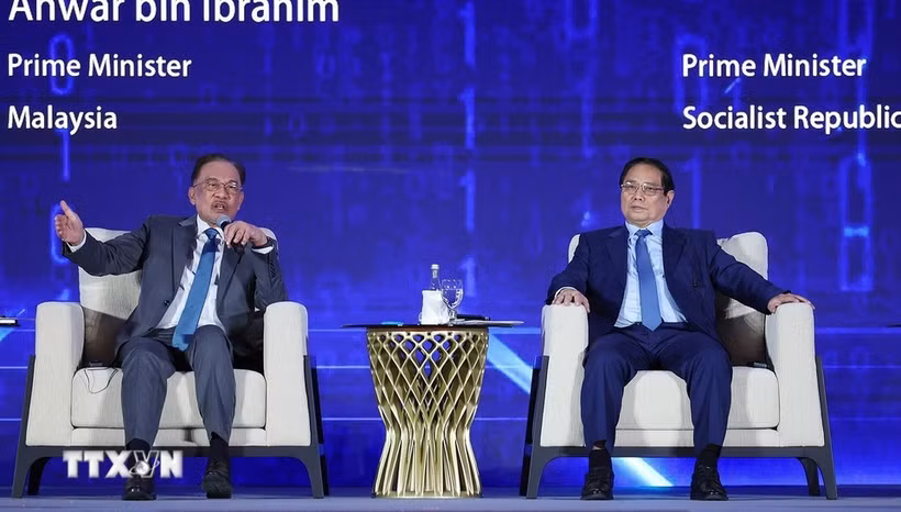 El primer ministro de Vietnam, Pham Minh Chinh, (derecha) y su homólogo malasio, Anwar Ibrahim, en el evento. (Fuente: VNA)