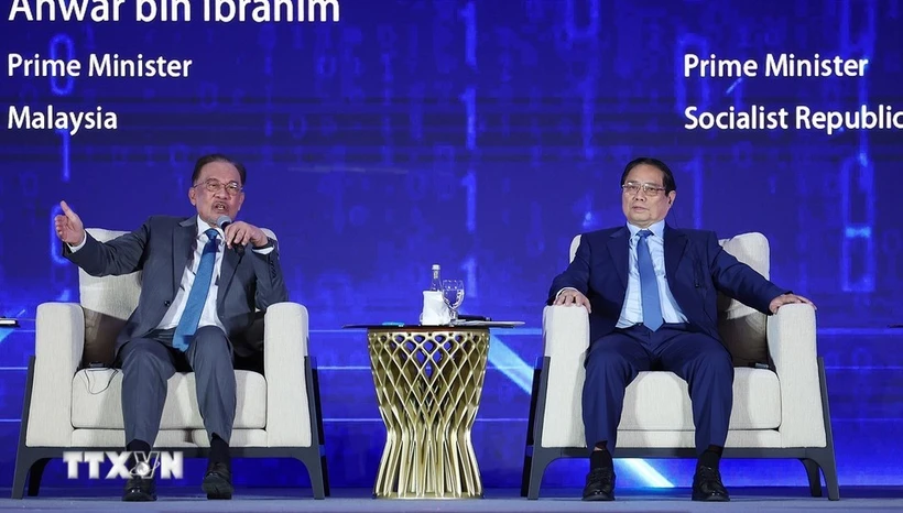 El primer ministro de Vietnam, Pham Minh Chinh, (derecha) y su homólogo malasio, Anwar Ibrahim, en el evento. (Fuente: VNA)