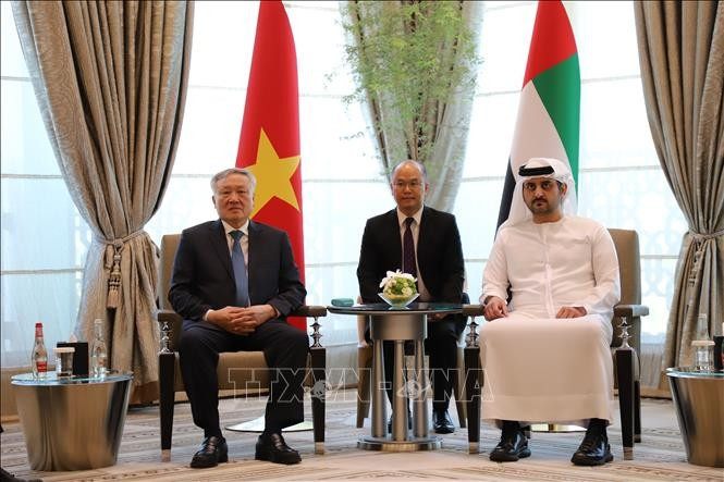 El viceprimer ministro permanente vietnamita Nguyen Hoa Binh sostuvo conversaciones con el subjefe del Gobierno y titular de Finanzas de los Emiratos Árabes Unidos (EAU), Maktoum bin Mohammed bin Rashid Al Maktoum. (Fuente: VNA)