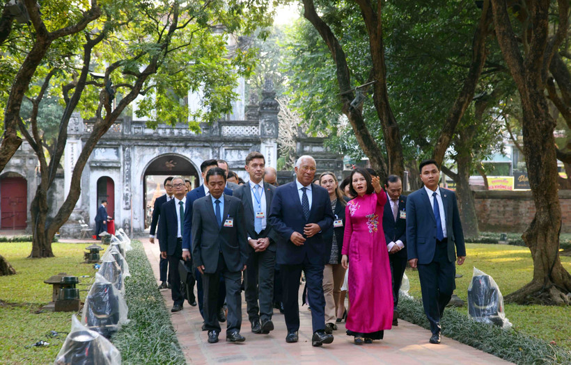 El presidente del Consejo Europeo, António Costa, y delegados visitan Van Mieu – Quoc Tu Giam (Templo de la Literatura) en Hanoi. (Fuente: VNA)