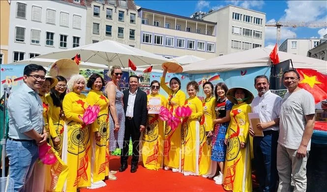 La alcaldesa de Augsburgo, Eva Weber, y representantes vietnamitas toman foto de recuerdo. (Fuente: VNA)