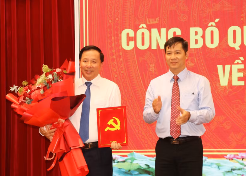 Nguyen Thanh Tam, miembro del Comité Central del Partido y subjefe de su Comisión de Organización, entregó la decisión sobre el nombramiento de Nguyen Van Ut. (Fuente: VNA)