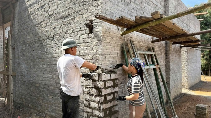 Realizan la erradicación de viviendas temporales y deterioradas en la comuna de Na Ri. (Foto: VNA)