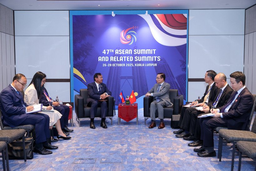 El ministro de Relaciones Exteriores de Vietnam, Le Hoai Trung, se reúne con el vicepremier y ministro camboyano de Relaciones Exteriores, Prak Sokhonn. (Fuente: VNA)
