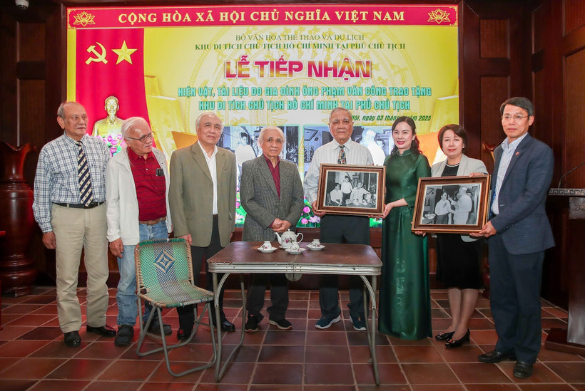 Representantes de la familia de Pham Van Cong entregan valiosos objetos y documentos al Área de Reliquias del Presidente Ho Chi Minh. (Fuente: VNA)