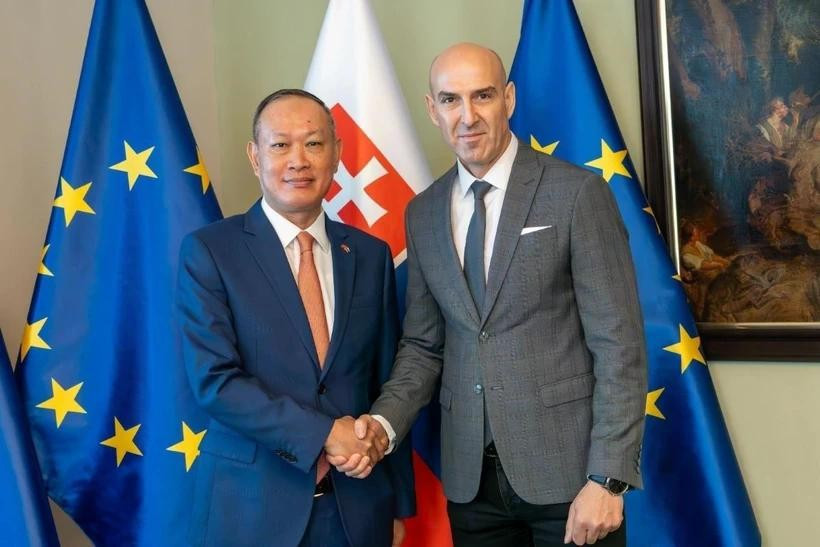 El embajador de Vietnam en Eslovaquia, Pham Truong Giang, y Ladislav Csémi, asesor del Ministro del Interior de Eslovaquia. (Fuente: VNA)