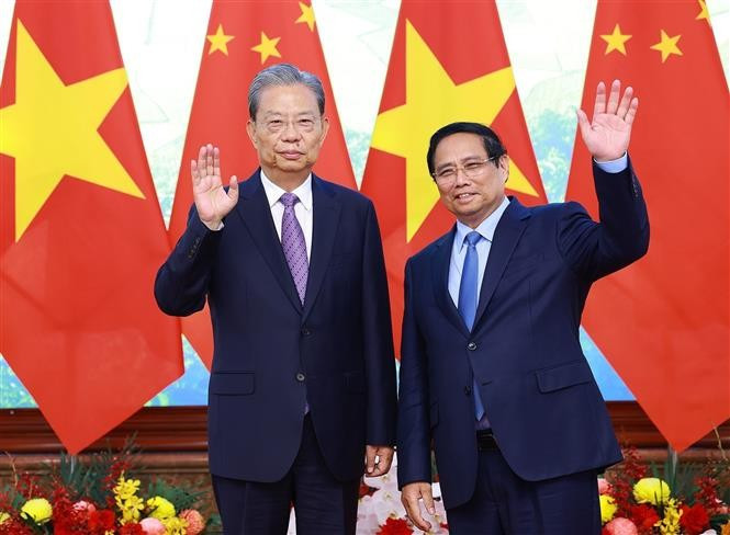 El primer ministro de Vietnam, Pham Minh Chinh, y el miembro del Comité Permanente del Buró Político y presidente del Comité Permanente de la Asamblea Popular Nacional de China, Zhao Leji. (Fuente: VNA)