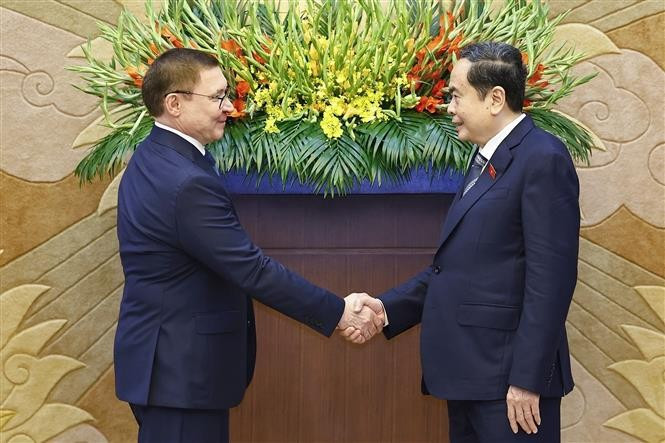 El presidente de la Asamblea Nacional de Vietnam, Tran Thanh Man, recibe al primer vicepresidente del Consejo de la Federación y secretario del Consejo General del Partido Rusia Unida, Vladimir Yakushev. (Fuente: VNA)