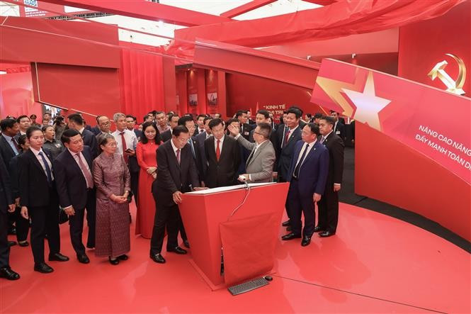 El viceprimer ministro vietnamita Mai Van Chinh, el secretario general del Partido Popular Revolucionario y presidente de Laos, Thongloun Sisoulith, y el presidente del Partido Popular (CPP) y titular del Senado de Camboya, Hun Sen, visitan la exposición. (Fuente: VNA)