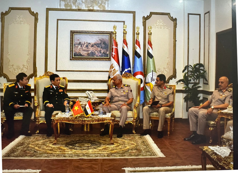 Panorama de la reunión entre el ministro de Defensa de Vietnam, general Phan Van Giang, y su homólogo egipcio, general Abdel Mageed Saqr. (Fuente: VNA)