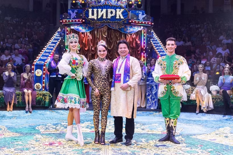 Otorgan la medalla de bronce a la artista Luu Thi Huong por su actuación. (Foto: LDXVN)