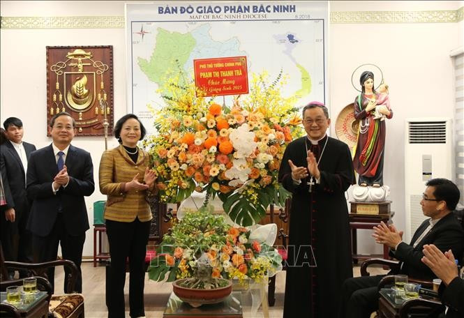 La viceprimera ministra Pham Thi Thanh Tra (segunda desde la derecha) entrega flores para felicitar a la Diócesis Bac Ninh. (Foto: VNA)