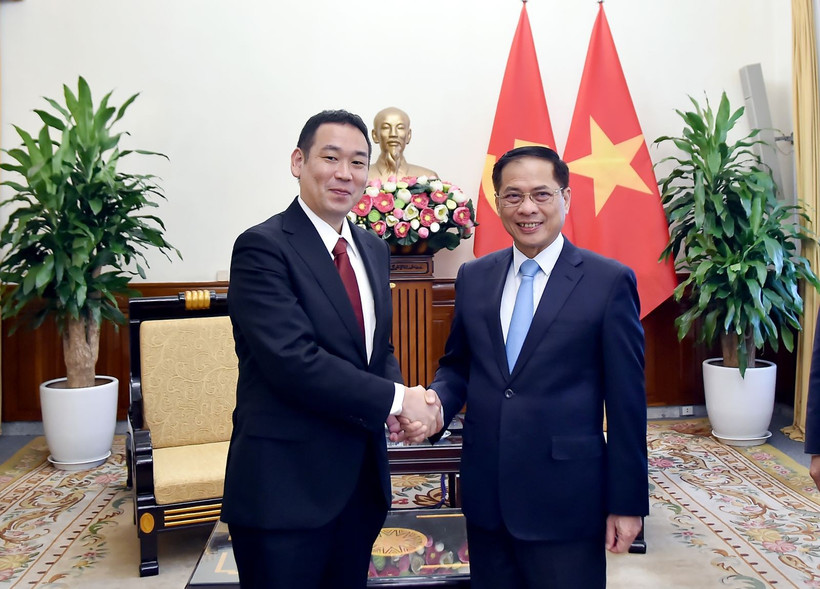 El viceprimer ministro y canciller de Vietnam, Bui Thanh Son, recibe a Tanaka Yu, vicepresidente del Presídium y jefe interino de la Secretariado del Comité Central del PCJ. (Fuente: VNA)
