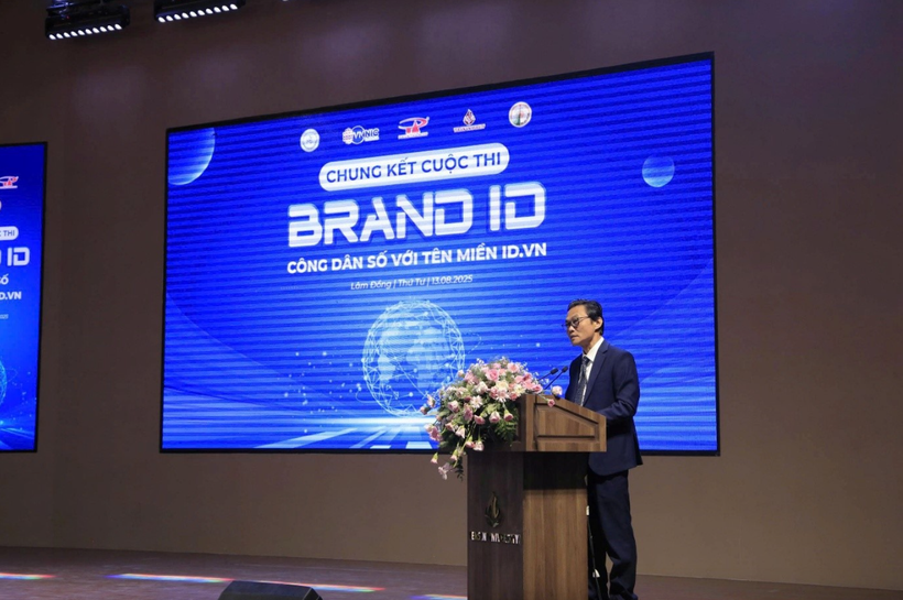 Do Quang Trung, jefe de la sucursal del Centro de Internet de Vietnam en la ciudad de Da Nang, pronuncia el discurso inaugural para la fase final del concurso “BrandID – Ciudadano digital con el dominio id.vn” (Fuente: Internet)