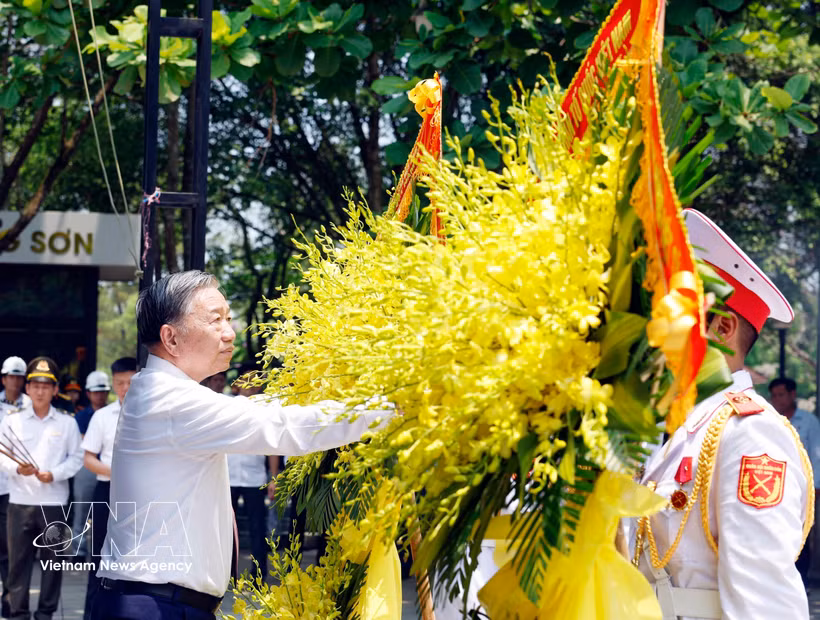 El secretario general del Partido Comunista de Vietnam y presidente de la República, To Lam, rinde homenaje al general Vo Nguyen Giap y a los caídos en el cementerio nacional de mártires de Truong Son, provincia de Quang Tri. (Fuente: VNA)