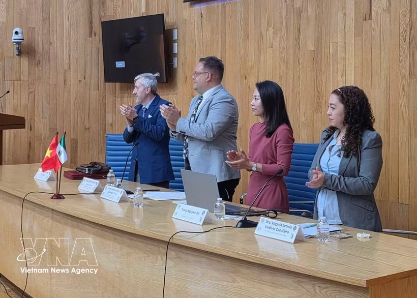 Nguyen Thi Trang, jefa de la Oficina comercial de Vietnam en México, y delegados en el evento. (Fuente: VNA)
