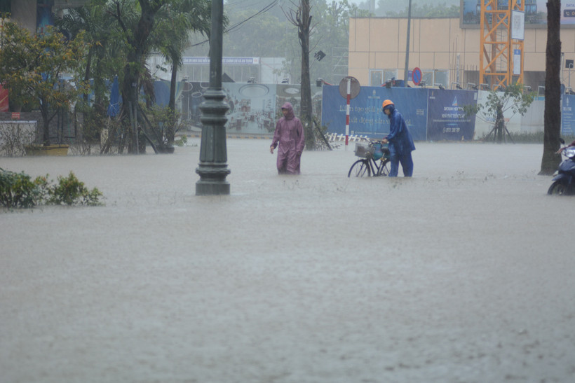 Las intensas lluvias prolongadas y las profundas inundaciones dificultan la circulación de vehículos. (Foto: VNA)
