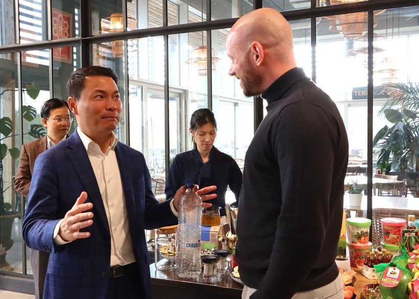 El presidente de la VBAB, Nguyen Thanh Vinh, habla con representantes empresariales belgas. (Fuente: VNA)