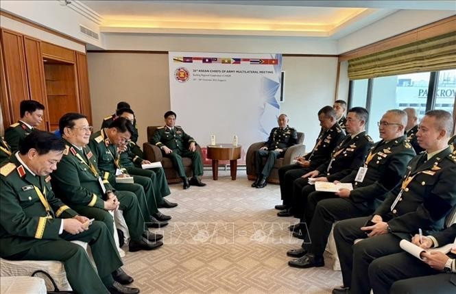 El coronel general Nguyen Van Nghia, subjefe del Estado Mayor General, se reúne con representantes de Tailandia en el marco de ACAMM-26. (Fuente: VNA)